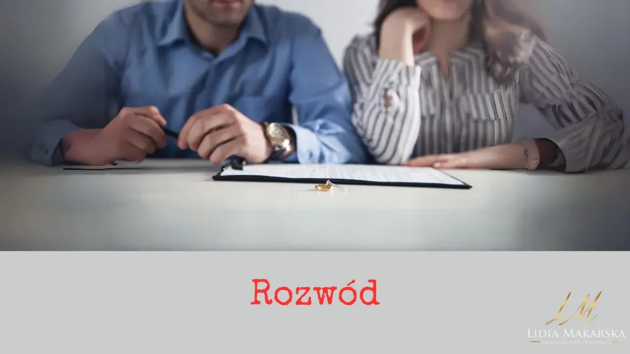 Para przy stole z dokumentami i obrączkami. Koniec małżeństwa, być może z powodu przemocy domowej.