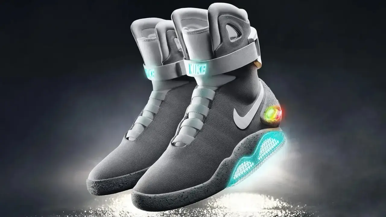 Szare buty Nike z podświetlaną podeszwą i logo, przypominające najdroższe buty Nike z filmu.