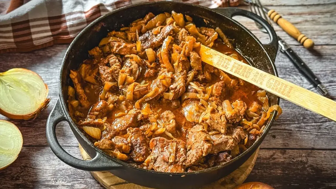 Herzhaftes Zwiebelfleisch im Dutch Oven, mit Zwiebeln und Fleisch in einer würzigen Sauce. Ein Klassiker, der auf keinem Grill fehlen darf.