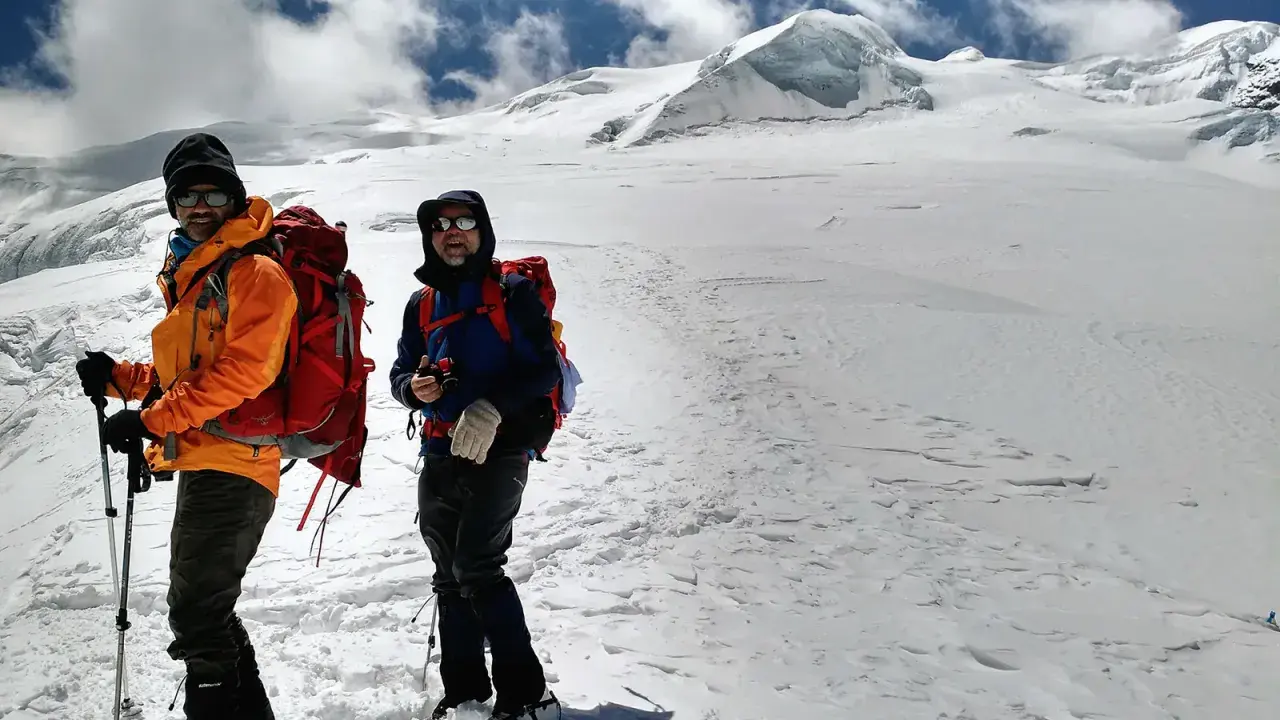 Dwóch alpinistów na śnieżnym szlaku w kierunku Mera Peak.