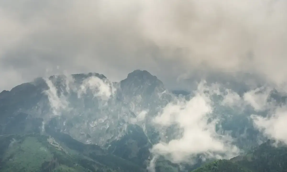 Mgliste Tatry, idealne na deszczowe popołudnie w Zakopanem. Czas na muzea, Krupówki lub termy.