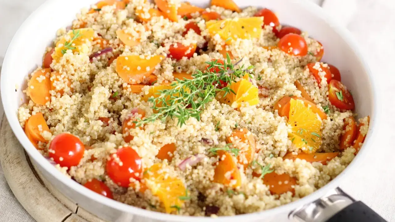 Bunter Quinoa-Salat mit Karotten, Tomaten und Orange. Ein Beweis, dass ist quinoa gesund und lecker ist.