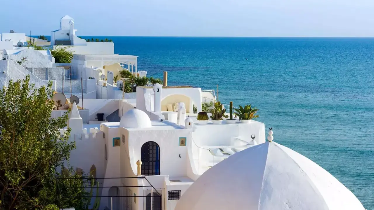Casas blancas con cúpulas y el mar azul en Túnez. Un lugar perfecto para disfrutar con niños.