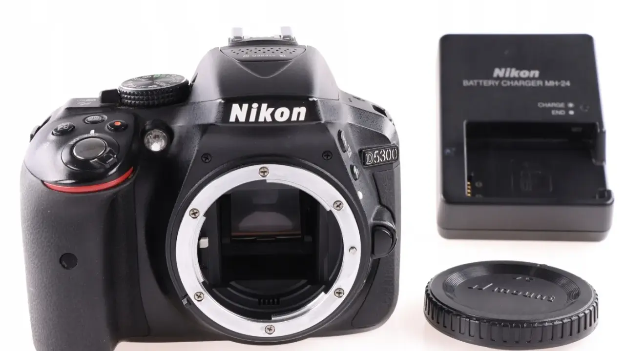 Cyfrowa lustrzanka Nikon D5300 z ładowarką i dekielkiem. Gotowa do uchwycenia Twoich najlepszych wspomnień.