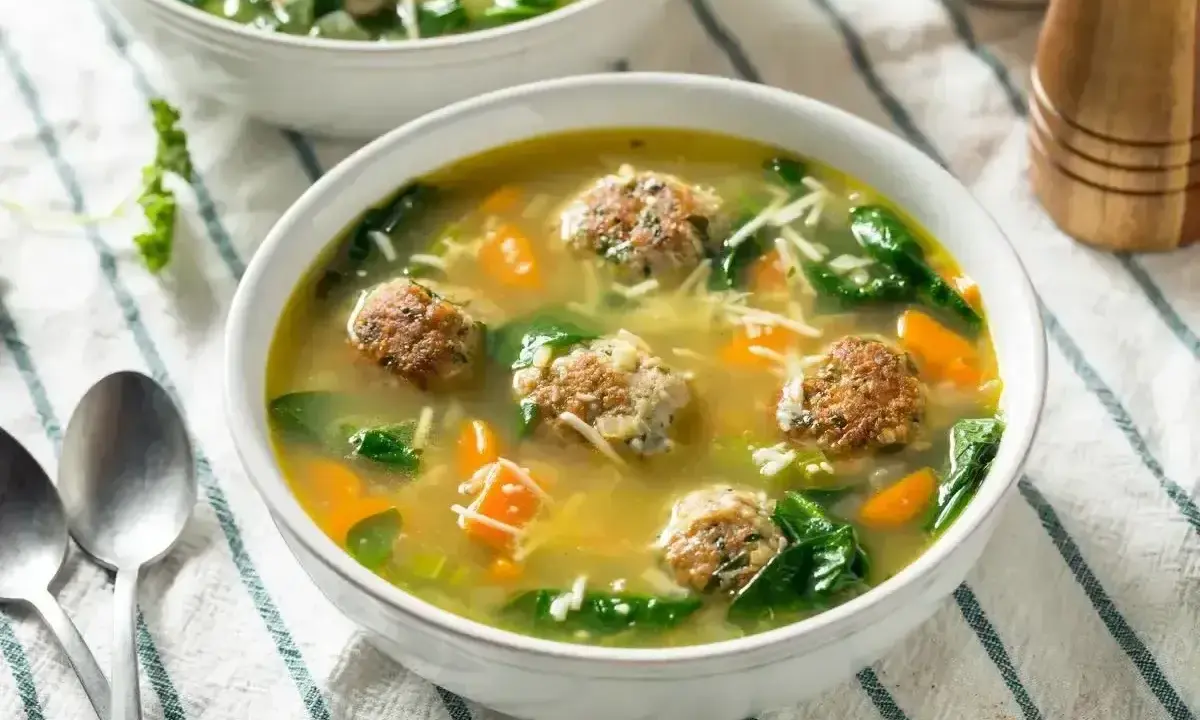 Aromaticzna zupa klopsowa babci z klopsikami, szpinakiem i marchewką. Pyszne danie, które rozgrzewa serce.