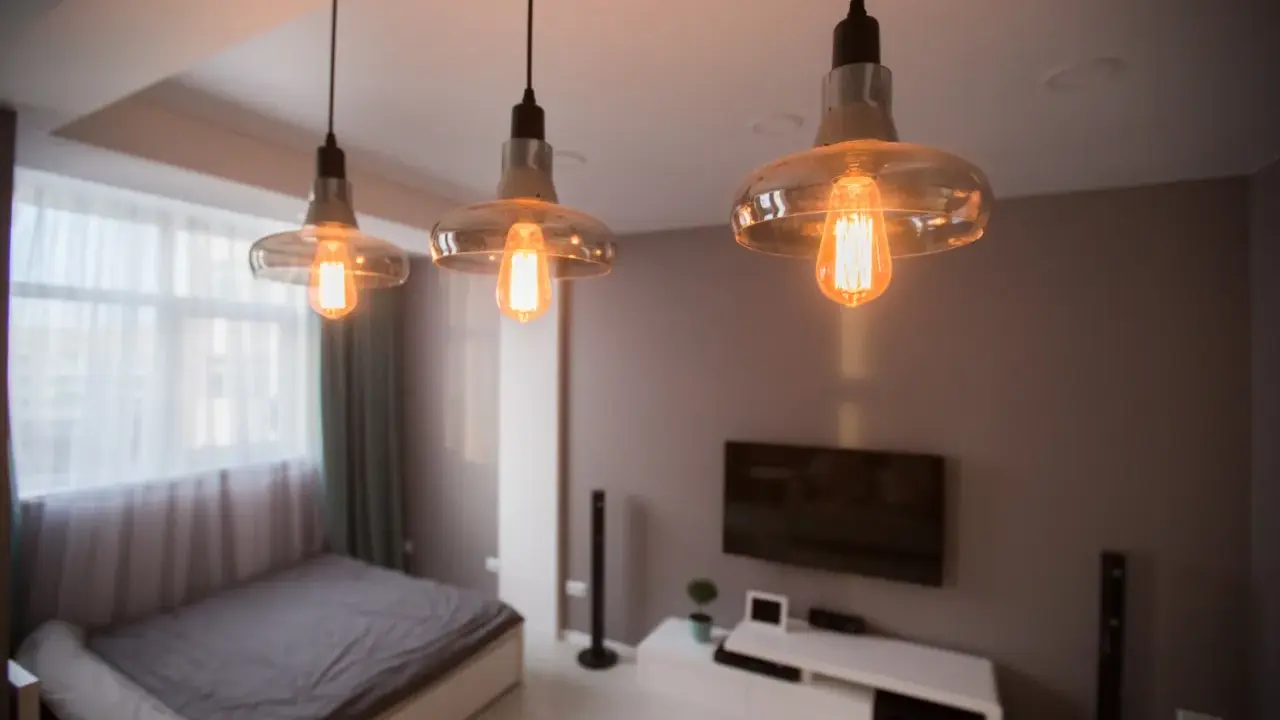 Trzy lampy wiszące z żarówkami Edisona tworzą przytulne oświetlenie bez prądu, idealne do sypialni.