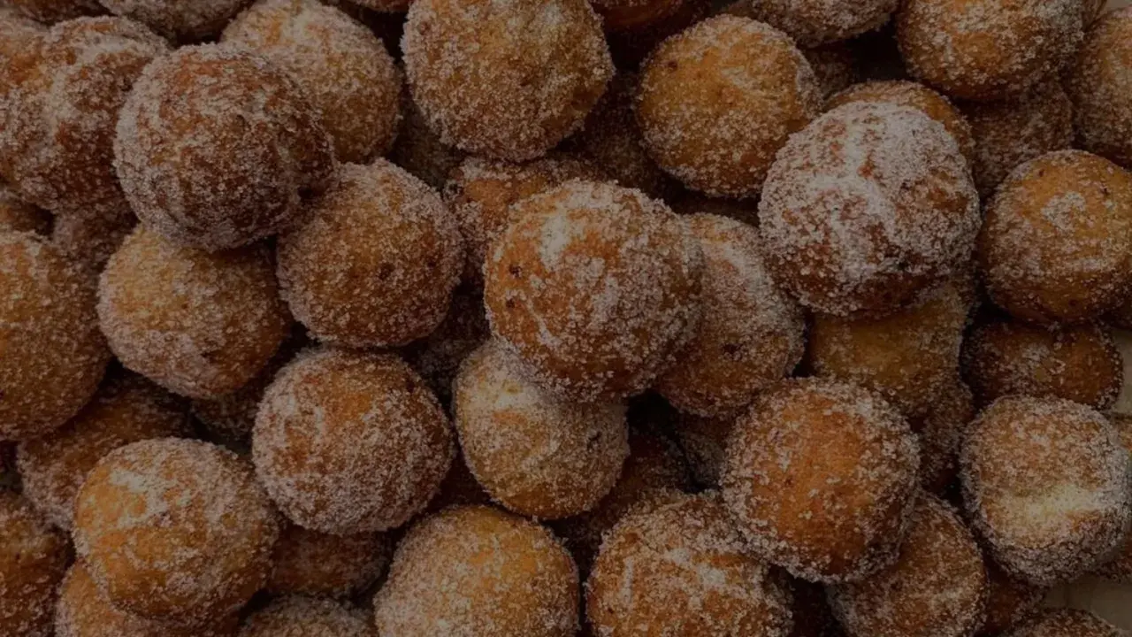 Un mucchio di dolci tipici di Tropea, palline fritte e cosparse di zucchero, invitano ad un assaggio goloso.