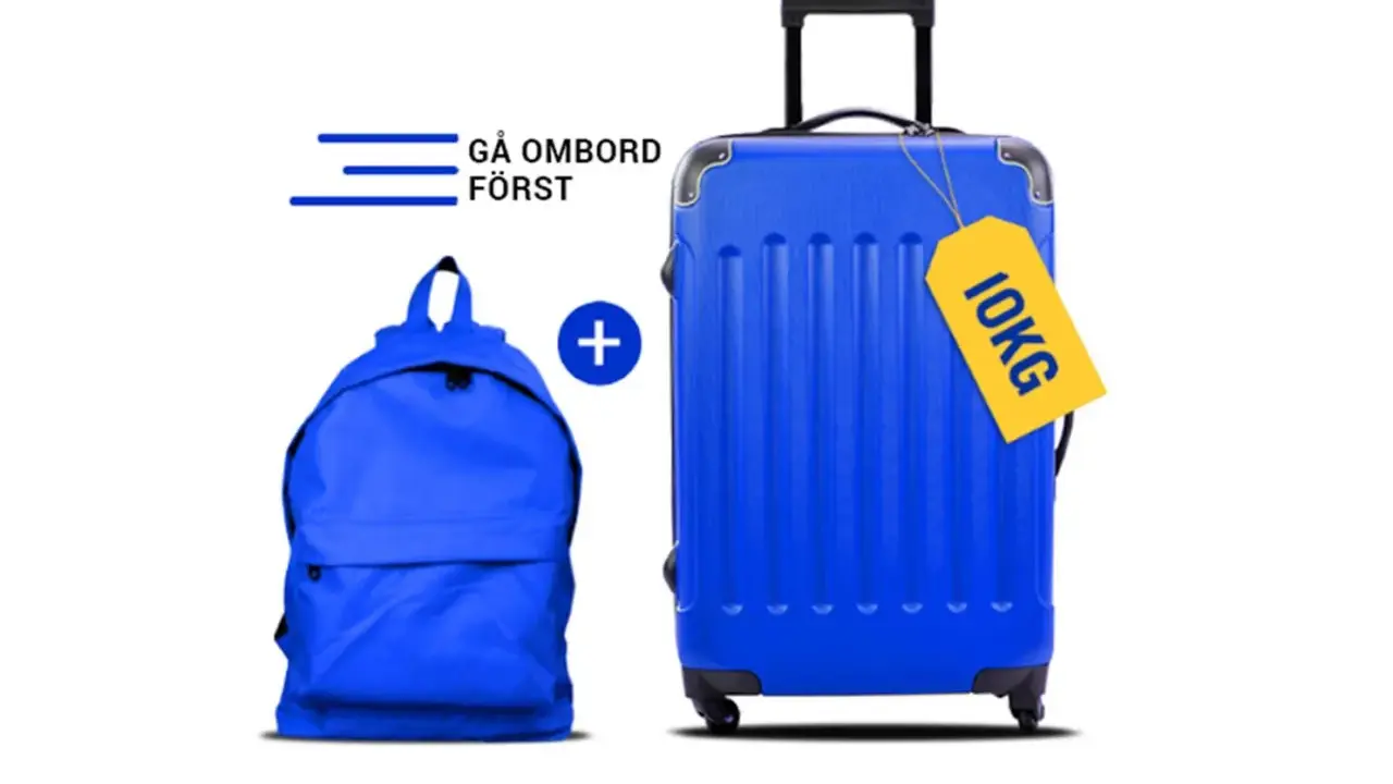 Blå resväska med 10 kg märkning och ryggsäck. Texten "Gå ombord först" antyder att detta är en del av Ryanair mat ombord-erbjudandet.