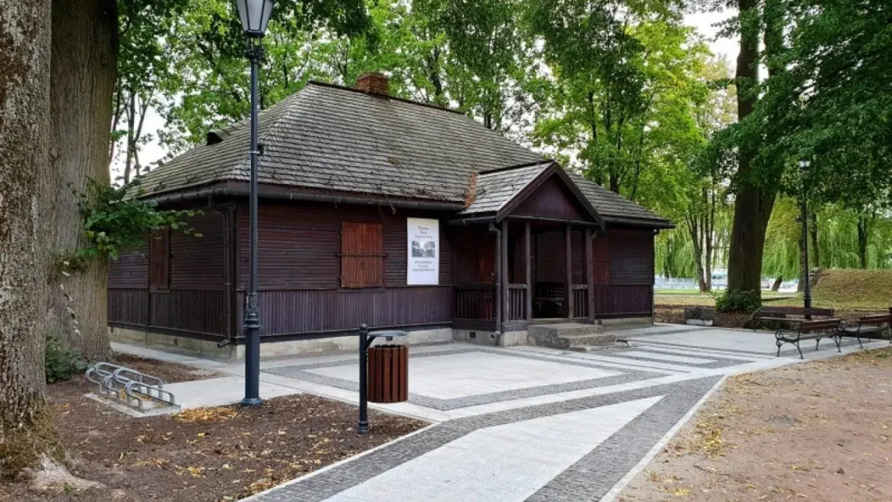 Drewniany budynek, dawna śluza, dziś stanowi muzeum kanału augustowskiego. Otoczony zielenią, zaprasza do zwiedzania.