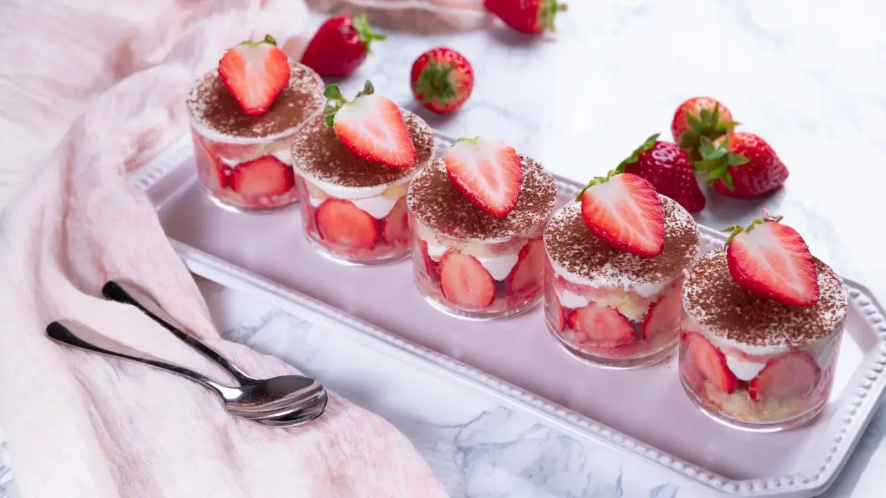 Délicieux tiramisu fraise, léger et aérien, préparé avec 500g de mascarpone. Parfait pour un dessert fruité.