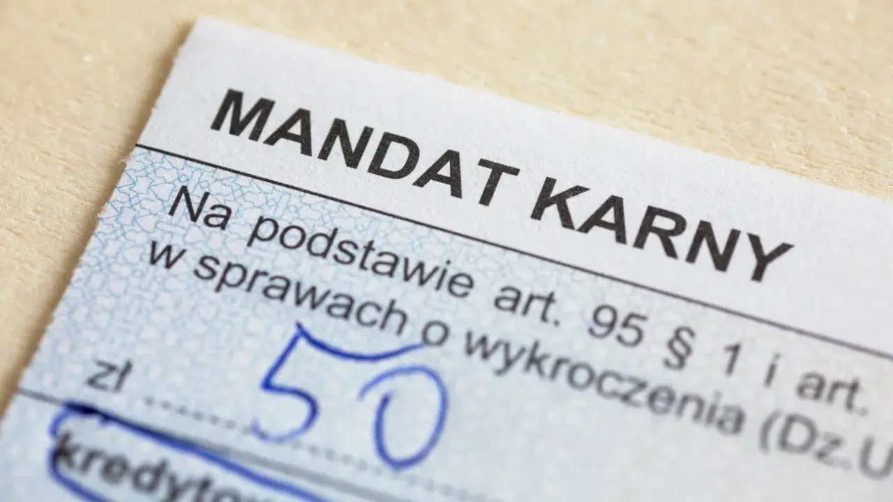 Fragment mandatu karnego z kwotą 50 zł.