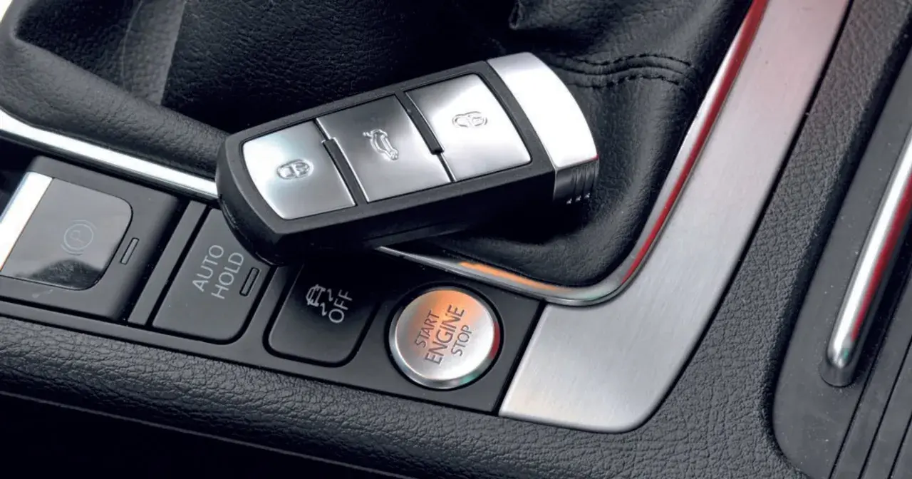 Kluczyk do samochodu z funkcją keyless entry leży na konsoli obok przycisku Start/Stop.