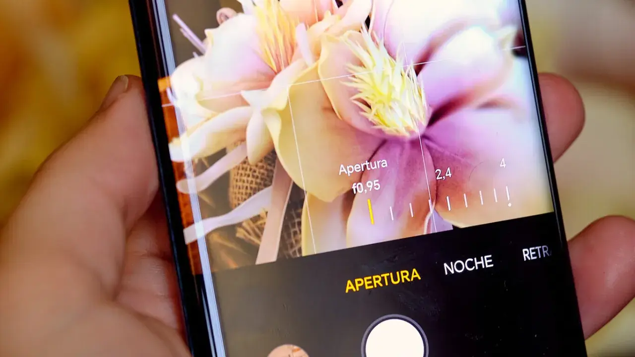 Fotografía con móvil de un ramo de flores, ajustando la apertura a f/0,95 para un efecto bokeh.
