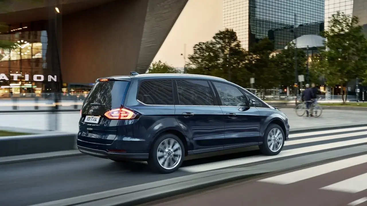 Ford Galaxy azul en movimiento, ideal para familias. Conoce sus medidas y espacio interior.
