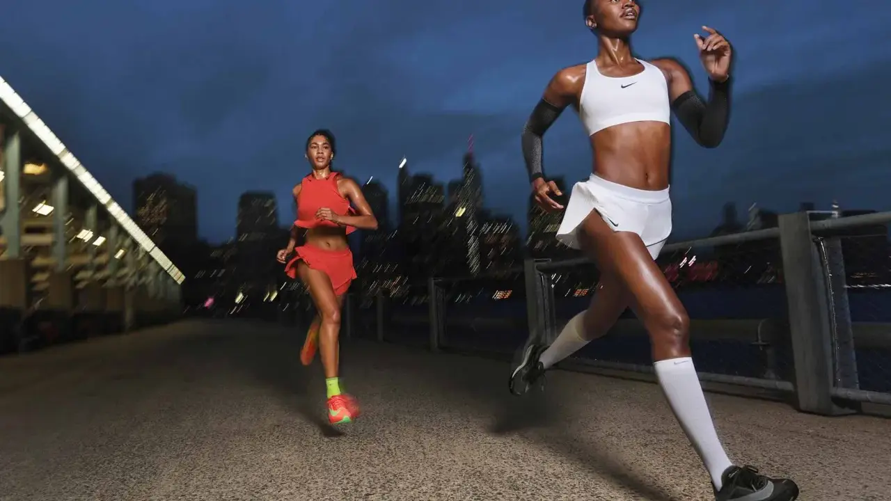 Due atlete si allenano di notte, pronte a correre tutti i giorni. La città fa da sfondo al loro impegno.