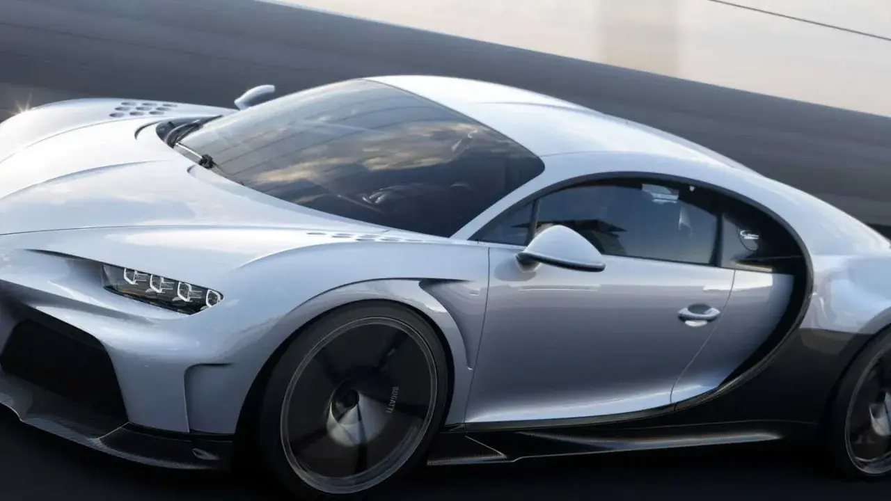 Ein silberner Bugatti Chiron Super Sport rast auf einer Straße.