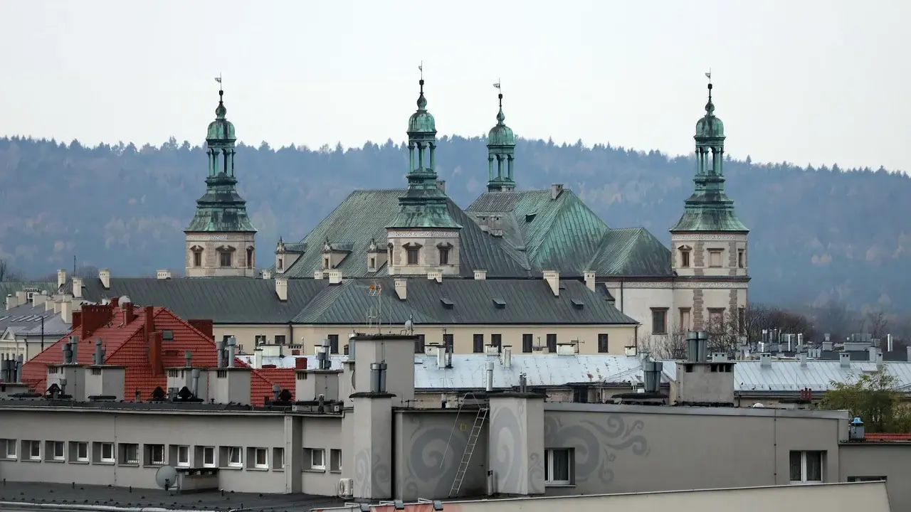 Klasztor na Świętym Krzyżu, jedna z głównych atrakcji Gór Świętokrzyskich, góruje nad miastem.