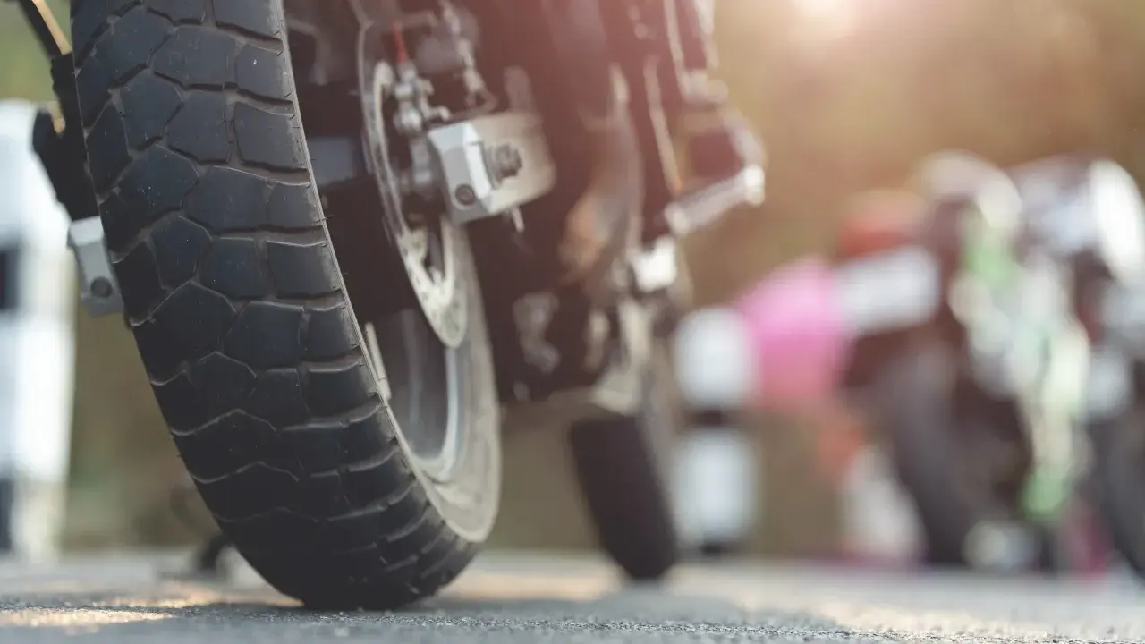 Kiedy wymienić opony w motocyklu? Przewodnik dla bezpieczeństwa