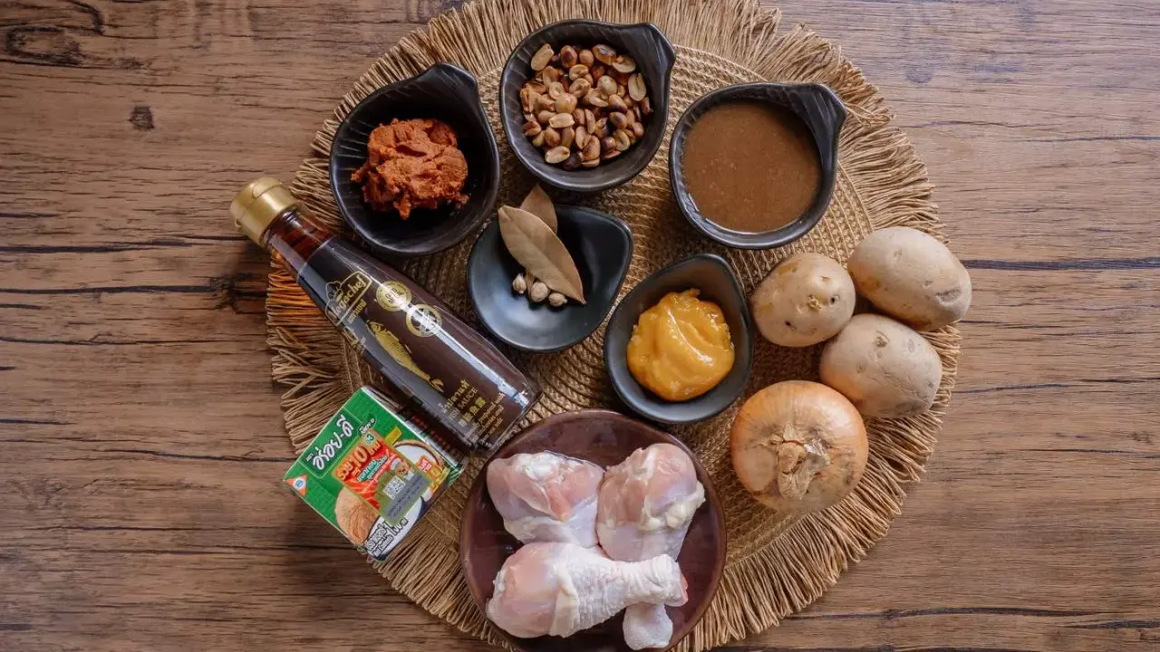 Zutaten für ein Massaman Curry Paste Rezept: Hähnchenschenkel, Kokosmilch, Erdnüsse, Kartoffeln, Zwiebel, Fischsauce, Currypaste und Gewürze.
