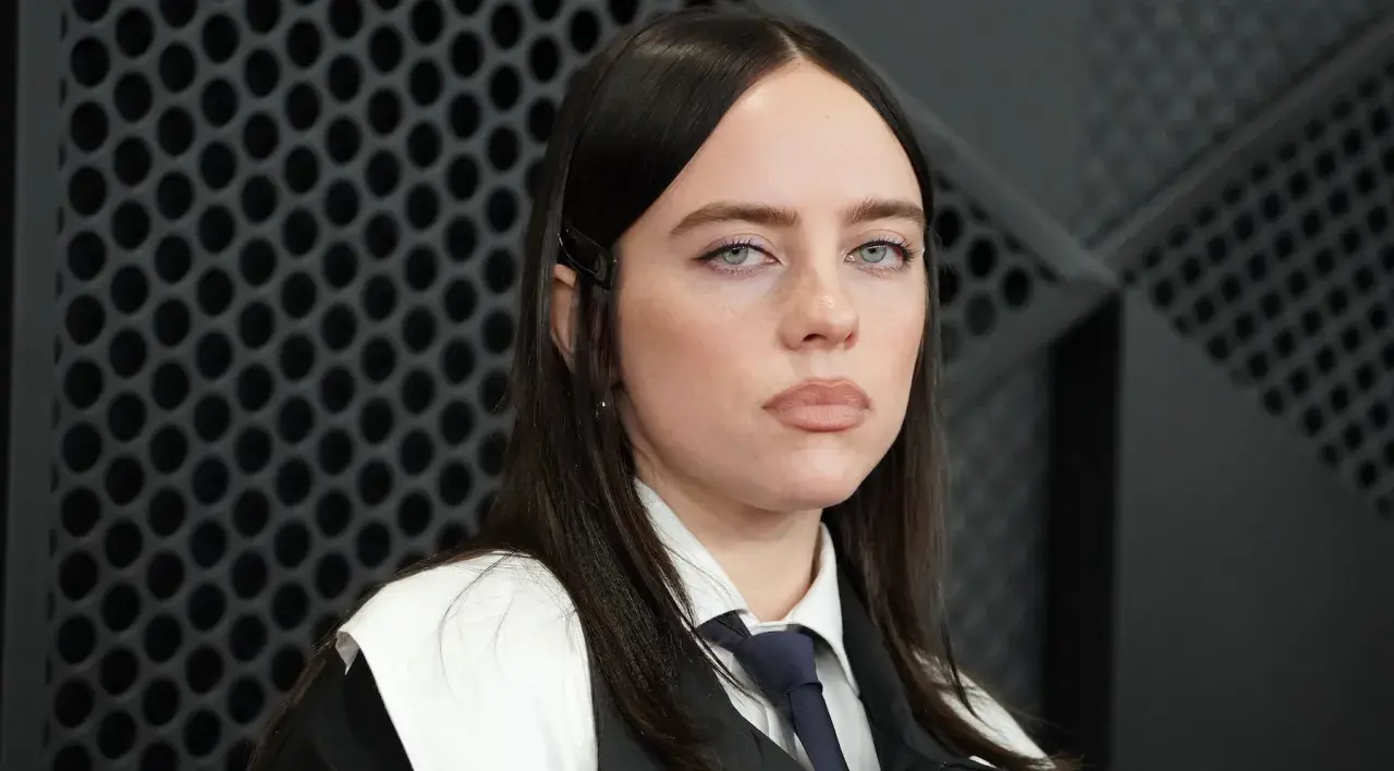 Billie Eilish, med sin karakteristiska stil, ser ut att vara i sin tidiga 20-årsålder.