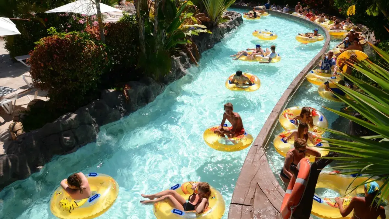 Un río lento lleno de gente en flotadores amarillos, perfecto para disfrutar de Tenerife con niños.