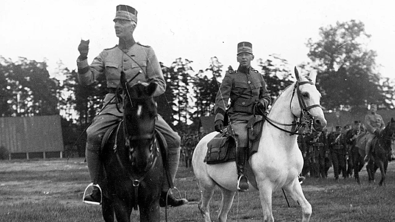 Två militärer till häst, kanske under en övning för regementen i Sverige. Bakom syns fler soldater och träd.