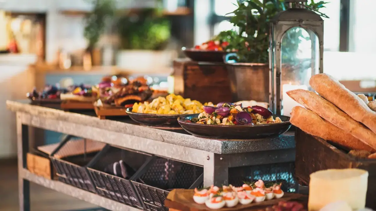 En härlig brunchbuffé i Stockholm med godsaker som grillade revben, grönsaker, ägghalvor med räkor och nybakade baguetter.