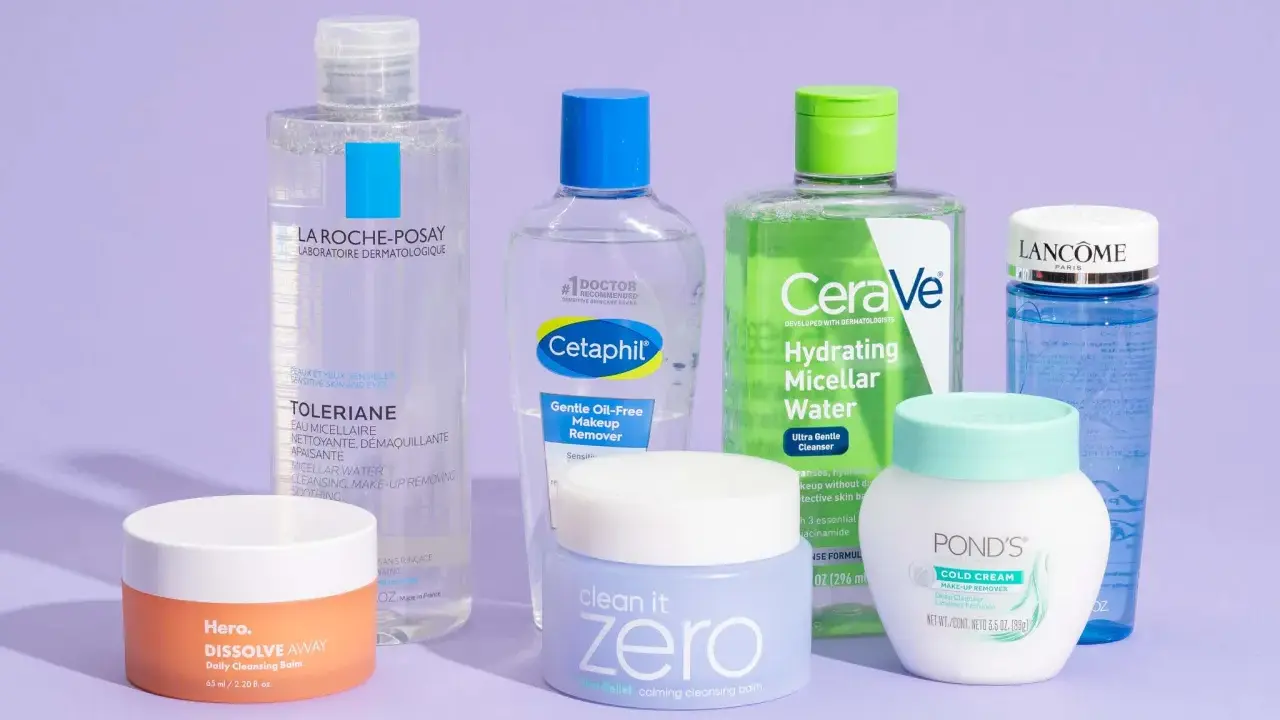 Plusieurs produits de soin, dont une eau micellaire CeraVe, sont disposés sur un fond violet.