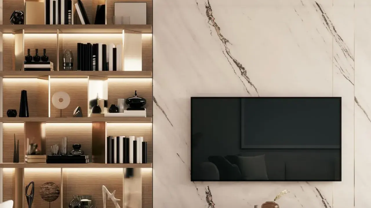 Eleganckie dekoracje z kamieni w domu, subtelnie podkreślone oświetleniem półek.