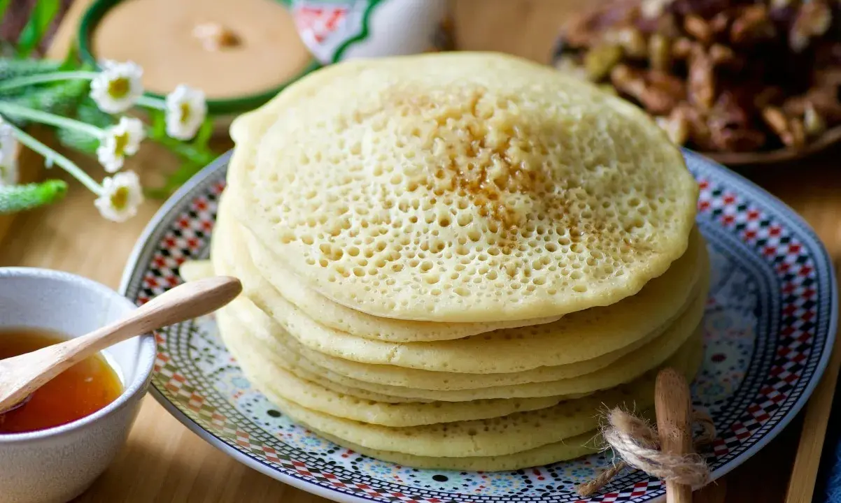 Pile de crêpes mille trou, parfaites pour une recette gourmande. Un délice à déguster avec du miel.
