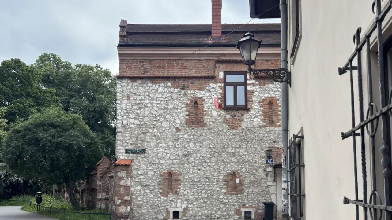 Kamienna ściana z ceglanymi elementami, być może najstarszy dom w Polsce, przy ulicy Św. Krzyża.