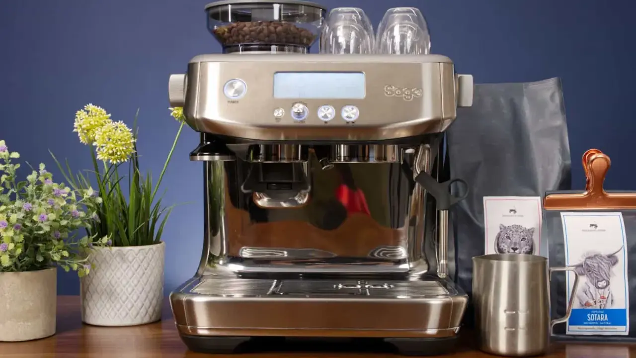 Sage Barista Pro: Perfekter Espresso dank einstellbarer Durchlaufzeit. Kaffeebohnen, Tassen und Milchkanne bereit für den Genuss.