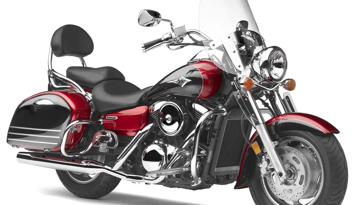 Czerwony motocykl Kawasaki VN 1600 z sakwami i dużą szybą. Choć piękny, jego wady mogą dotyczyć wygody pasażera.
