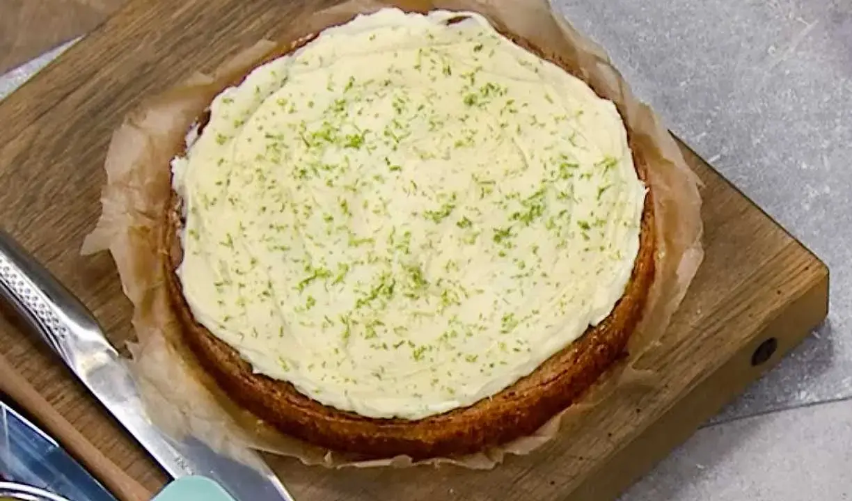En saftig morotskaka med krämig frosting och limezest, redo att avnjutas. Ett perfekt morotskaka recept för alla tillfällen.
