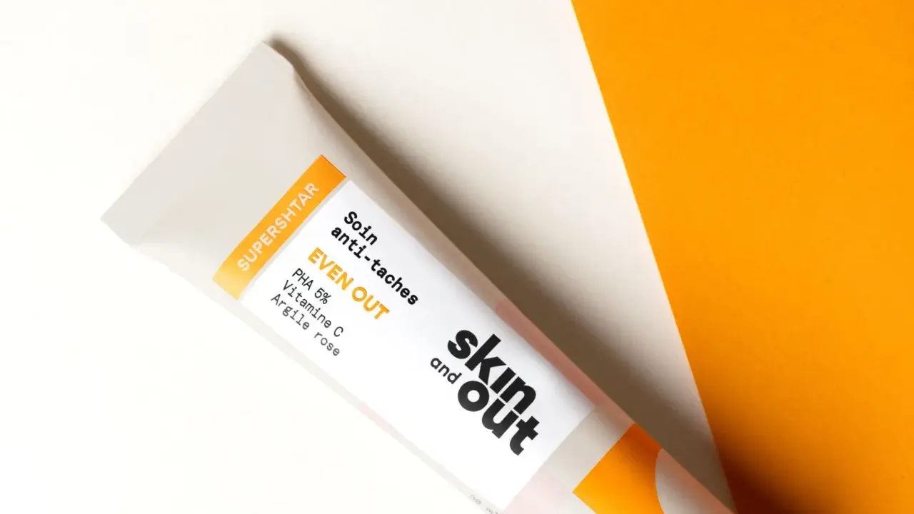 Tube de soin "EVEN OUT" de Skin and Out, contenant de la vitamine C, idéal pour lutter contre l'acné et les taches.