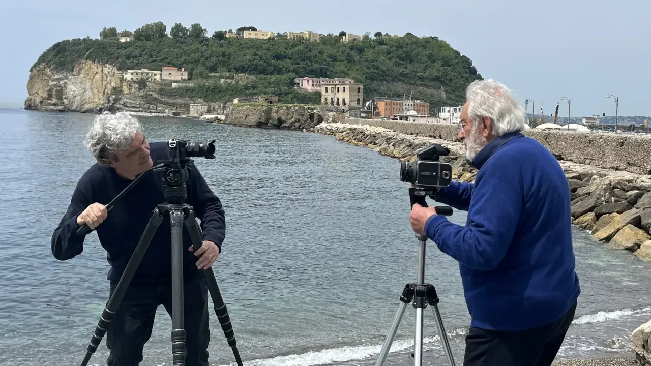 Due fotografi, uno con una Hasselblad, catturano la bellezza del paesaggio. Forse sono il fotografo dei vip in cerca di uno scatto esclusivo.