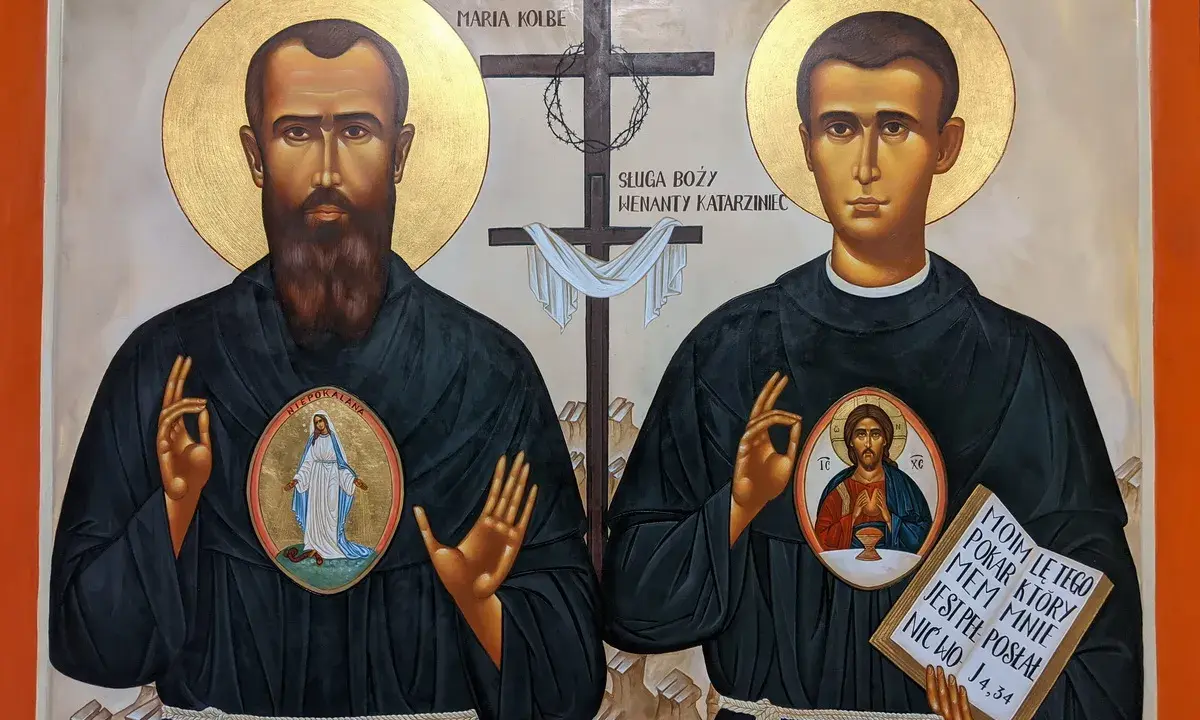Ikona przedstawia św. Maksymiliana Kolbe i Sługę Bożego Wenantego Katarzyńca. Na piersiach mają medaliony z Matką Bożą i Jezusem.