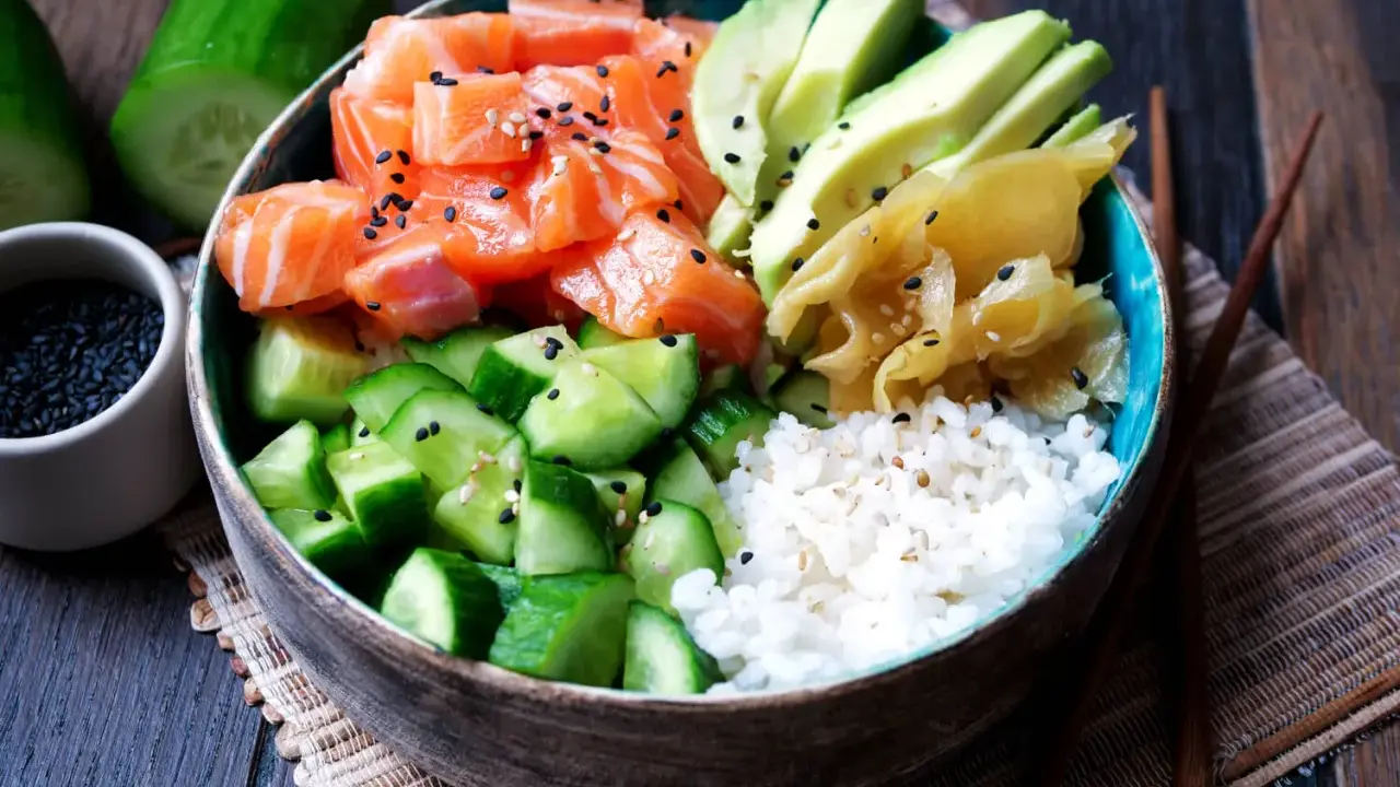 Frische Sushi Bowls mit Lachs, Avocado, Gurke und Reis. Ein Genuss für Augen und Gaumen!