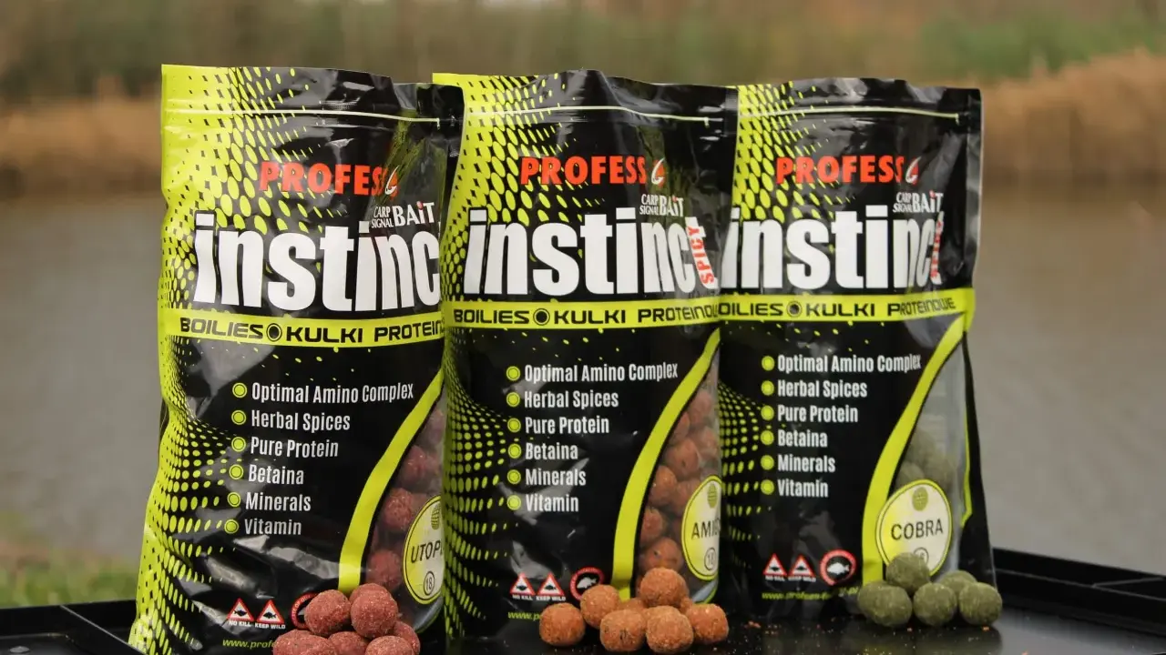 Trzy opakowania "Instinct" - dodatek do zanęty z kulkami proteinowymi, aminokwasami i ziołami.