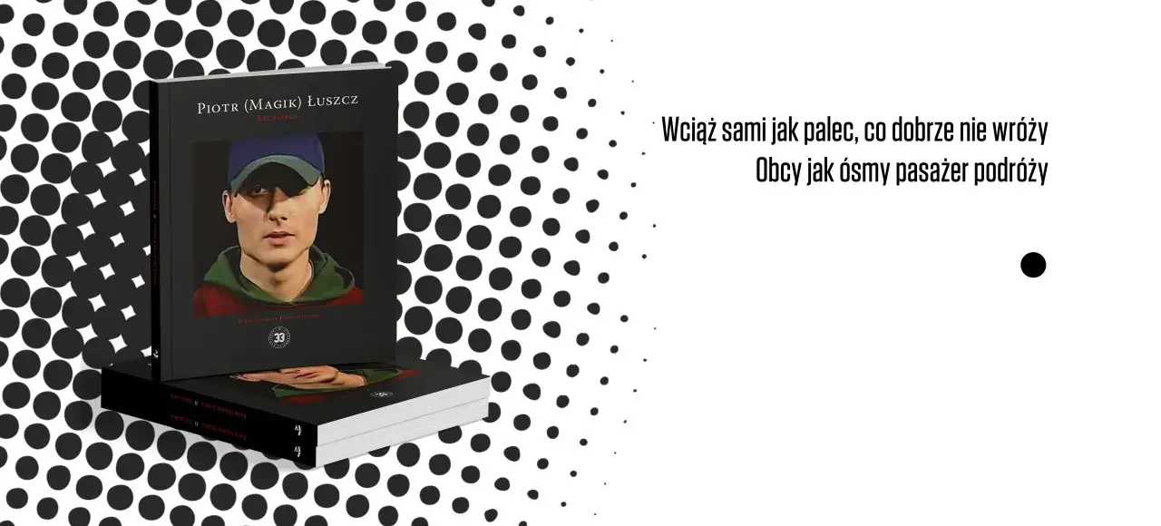 Okładka książki "Excalibur" Piotra (Magika) Łuszcz. Na okładce młody mężczyzna w czapce z daszkiem. Tekst "Wciąż sami jak palec, co dobrze nie wróży. Obcy jak ósmy pasażer podróży" podkreśla priorytety.