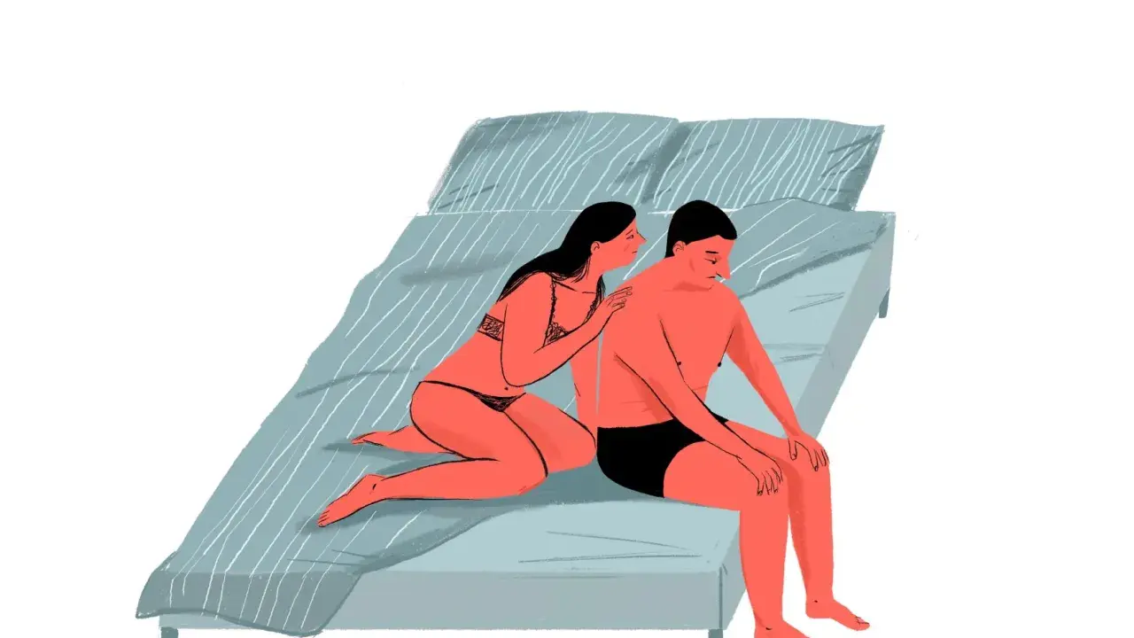 Para przykładów sextingu, kobieta w bieliźnie siedzi na łóżku obok mężczyzny.