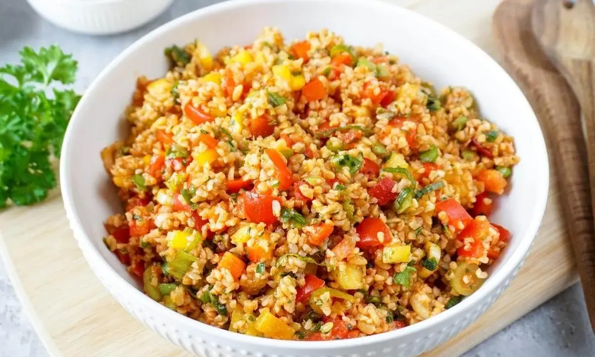 Bunter Bulgursalat mit Paprika und Kräutern. Eine gesunde und leckere Mahlzeit, die zeigt, dass ist Bulgursalat gesund ist.