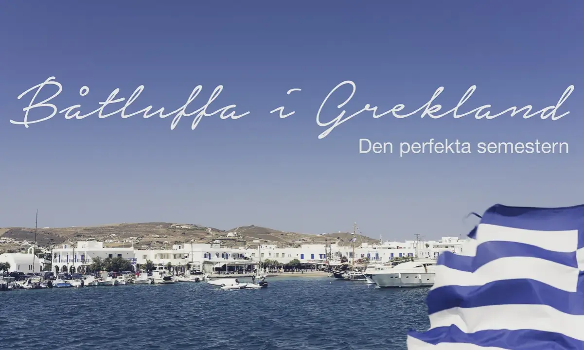 Båtluffa i Grekland: en idyllisk hamn med vita hus, båtar och en grekisk flagga i förgrunden. Den perfekta semestern väntar!
