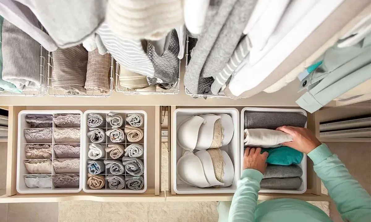 Organización de ropa interior y calcetines con el método Marie Kondo. Cajones ordenados con prendas dobladas verticalmente.