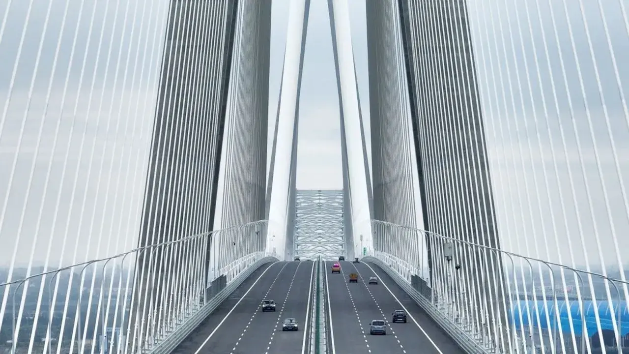 El puente Sutong, con sus imponentes pilares y cables, guía el tráfico a través de un paisaje urbano.