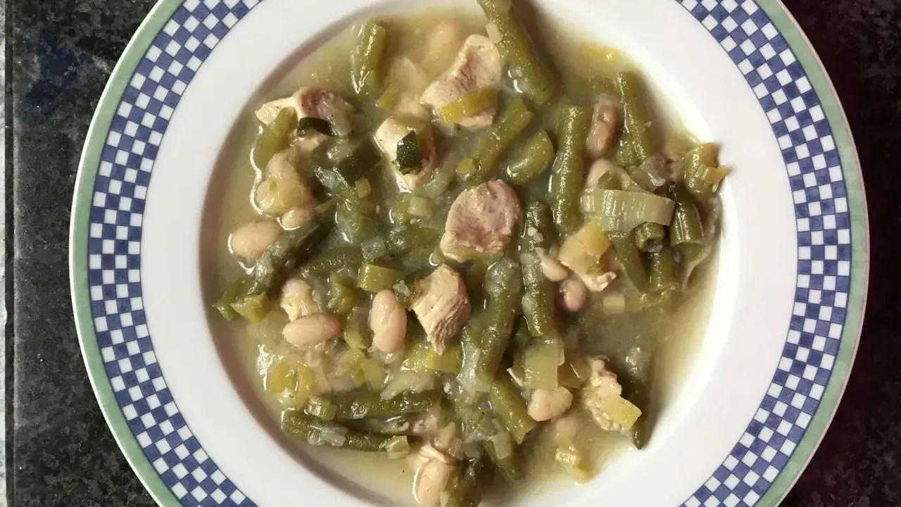 Herzhafter Bohneneintopf mit Fleischstücken und weißen Bohnen, ein tolles Rezept für kalte Tage.