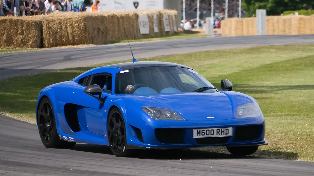 Ein blauer Noble M600 auf einer Rennstrecke. Der noble M600 preis ist hoch, aber die Leistung ist unübertroffen.