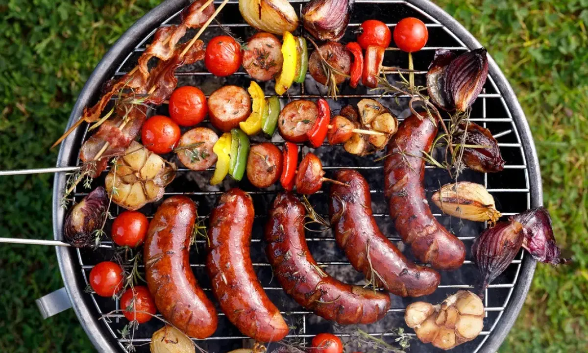 Kiełbaski, szaszłyki z boczkiem, warzywa i czosnek na grillu. Idealne pomysły, co na grilla tanio i smacznie!