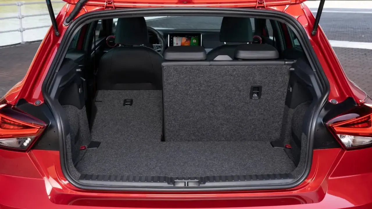 Maletero abierto de un Seat Ibiza rojo, mostrando su gran capacidad. Ideal para viajes, la capacidad maletero Seat Ibiza es sorprendente.