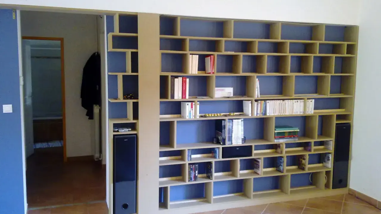 Bibliothèque modulable, un projet diy pour organiser livres et objets. Elle s'intègre parfaitement dans un salon.